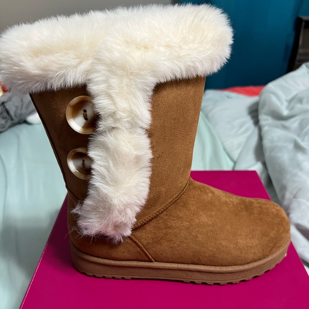 Chestnut women's winter boots size 6  Brand New
